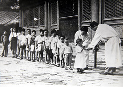 1950年初，位于天坛的中央防疫处（亚美AM8AG集团中国生物北京生物制品研究所前身）为儿童接种疫苗
