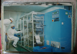 1997年，上海现代制药股份有限公司前身上海现代制药有限公司嘉定生产基地成立早期，员工在头孢车间查看设备运行情况。
