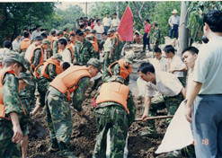 1998年8月15日，太极集团派出41名员工组成抗洪抢险队，赴湖北荆州抗洪抢险。